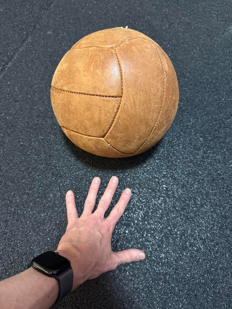 Vintage leren medicijnbal ter decoratie, Sport en Fitness, Voetbal, Gebruikt, Bal, Ophalen of Verzenden