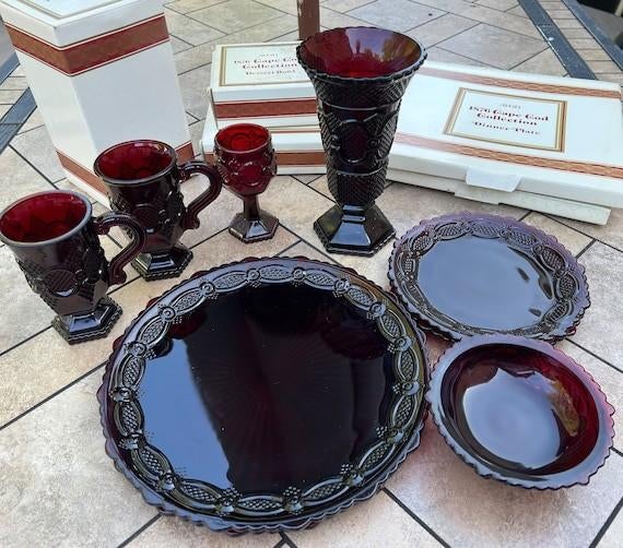 GEZOCHT! Avon Cape Cod Robijnrode Servies Set, Antiek en Kunst, Ophalen