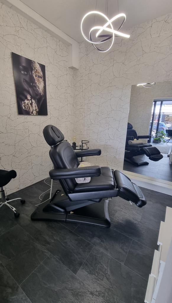 Behandelkamer/Salonruimte te huur