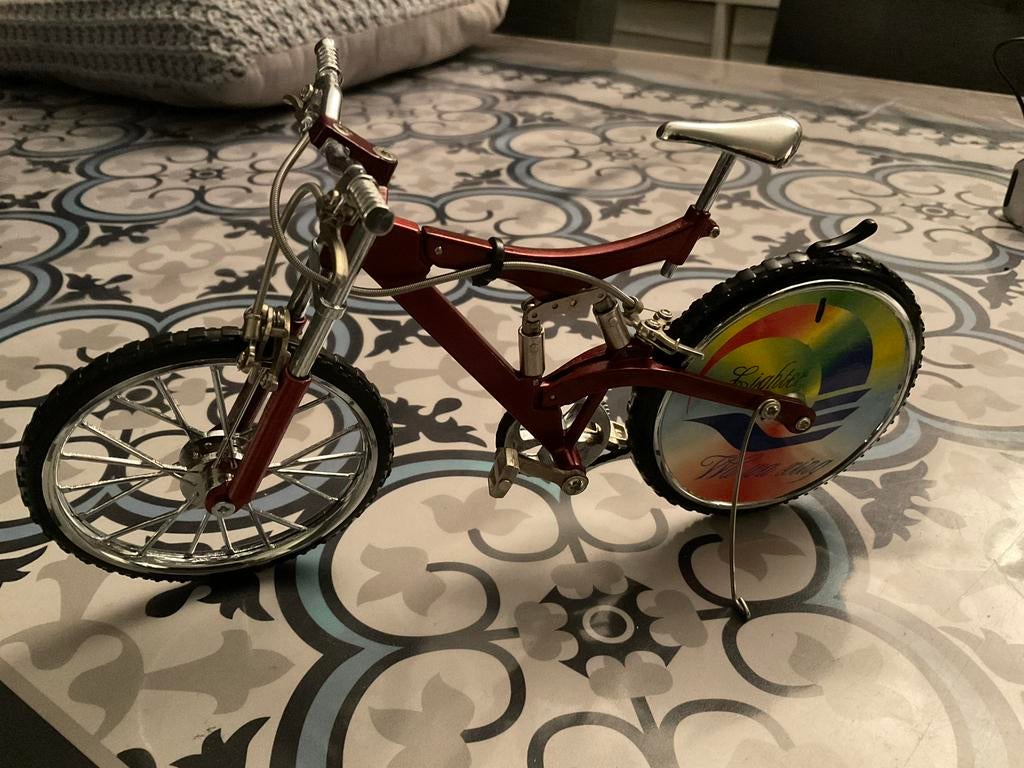 Miniatuur Fiets - met aansteker in achterwiel, 1:32 tot 1:50, Overige typen, Zo goed als nieuw, Ophalen