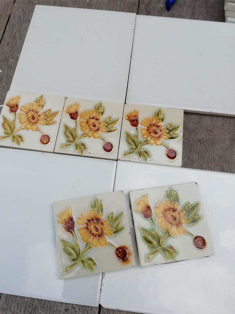 104 art nouveau wandtegels 7,5x7,5cm goudsbloem in relief, Ophalen