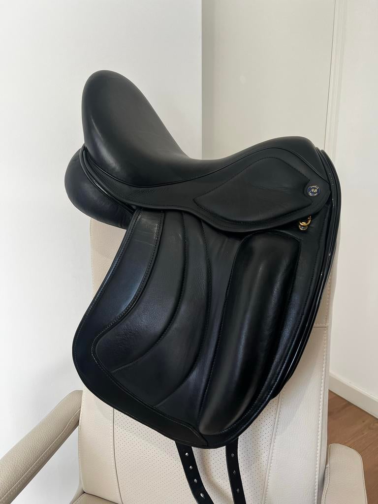 Arno van den Brandt dressuurzadel 17 inch., Dieren en Toebehoren, Paarden en Pony's | Zadels, Zo goed als nieuw, Dressuur, Ophalen