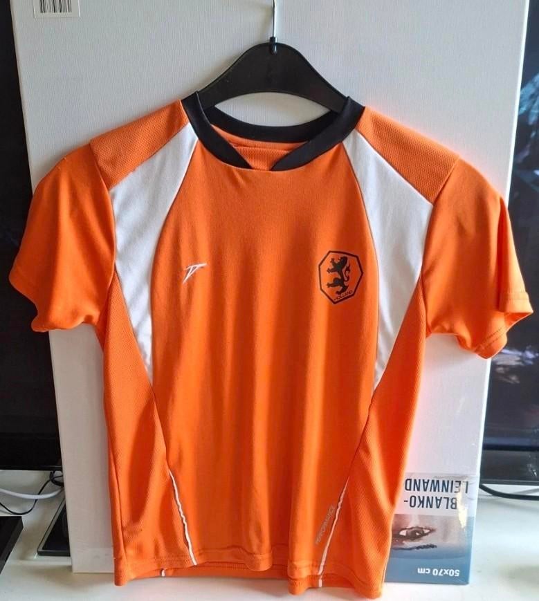 Oranje voetbalshirt met embleem, maat 128, Kinderen en Baby's, Ophalen of Verzenden