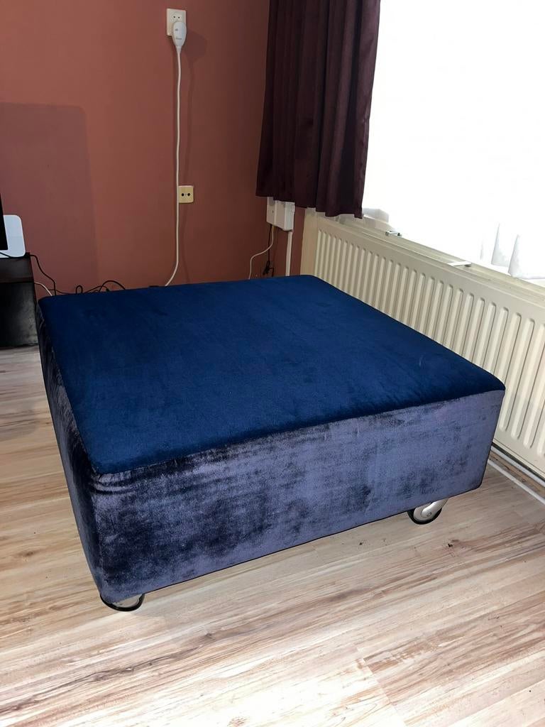 Donkerblauwe velvet bank hocker/poef met wieltjes, Ophalen, Zo goed als nieuw, Rechthoekig, 75 tot 100 cm