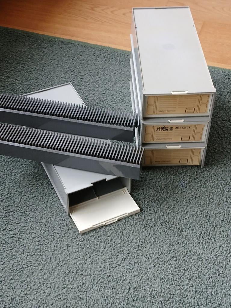 4 dia-cassettes met lades voor 50 dia's, Ophalen