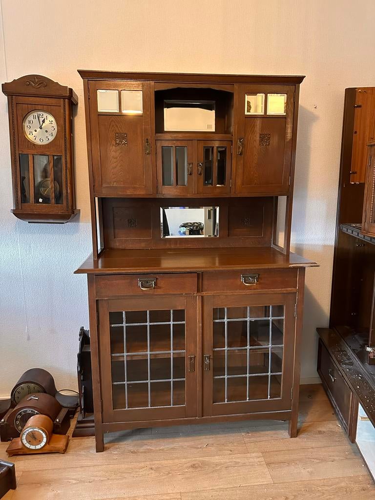 Antieke kast met houtsnijwerk, glas in lood en spiegel, Ophalen