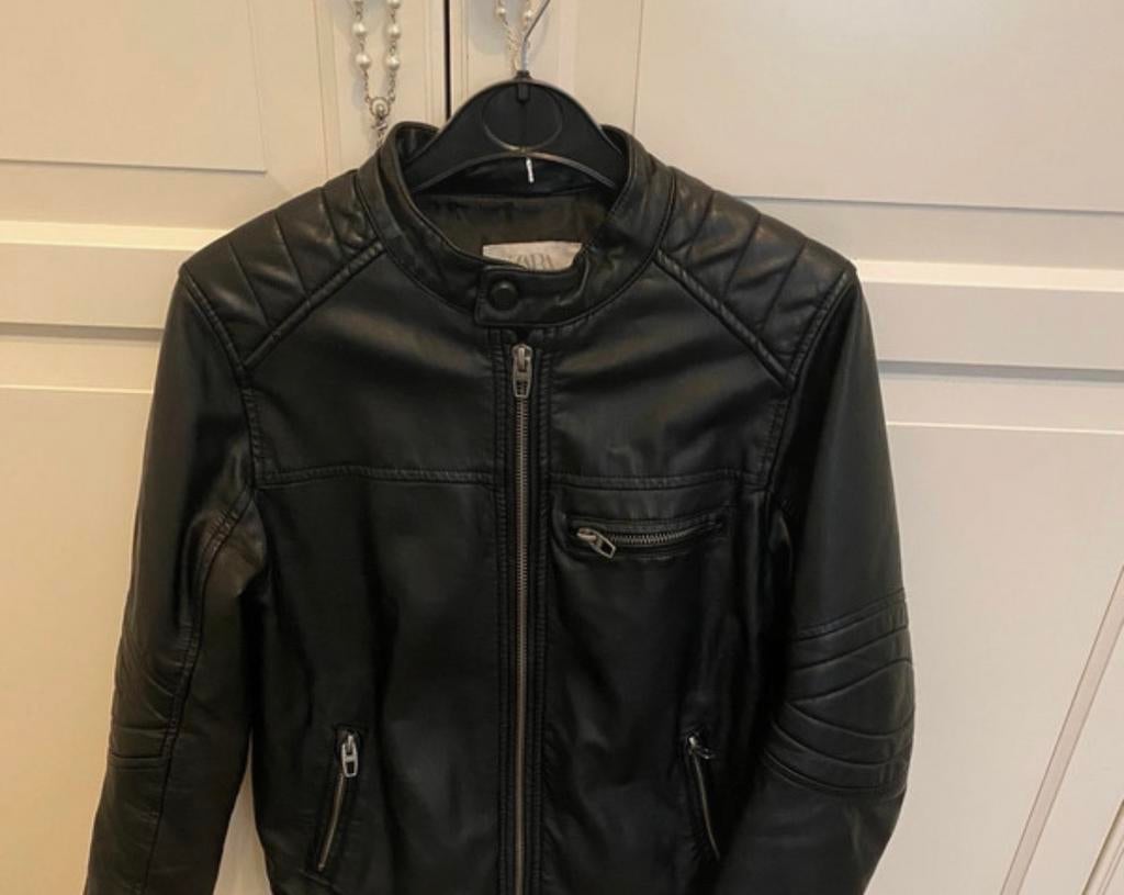 Zara jongens jas leatherlook leerlook zwart maat 128, Ophalen of Verzenden, Zo goed als nieuw