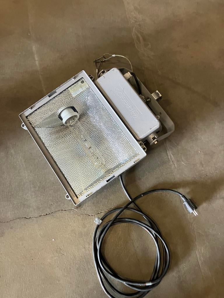 8 x 400W bouwlampen in flightcase tegen elk aannemelijk bod, Ophalen, Gebruikt, 200 tot 500 watt, Lamp met armatuur