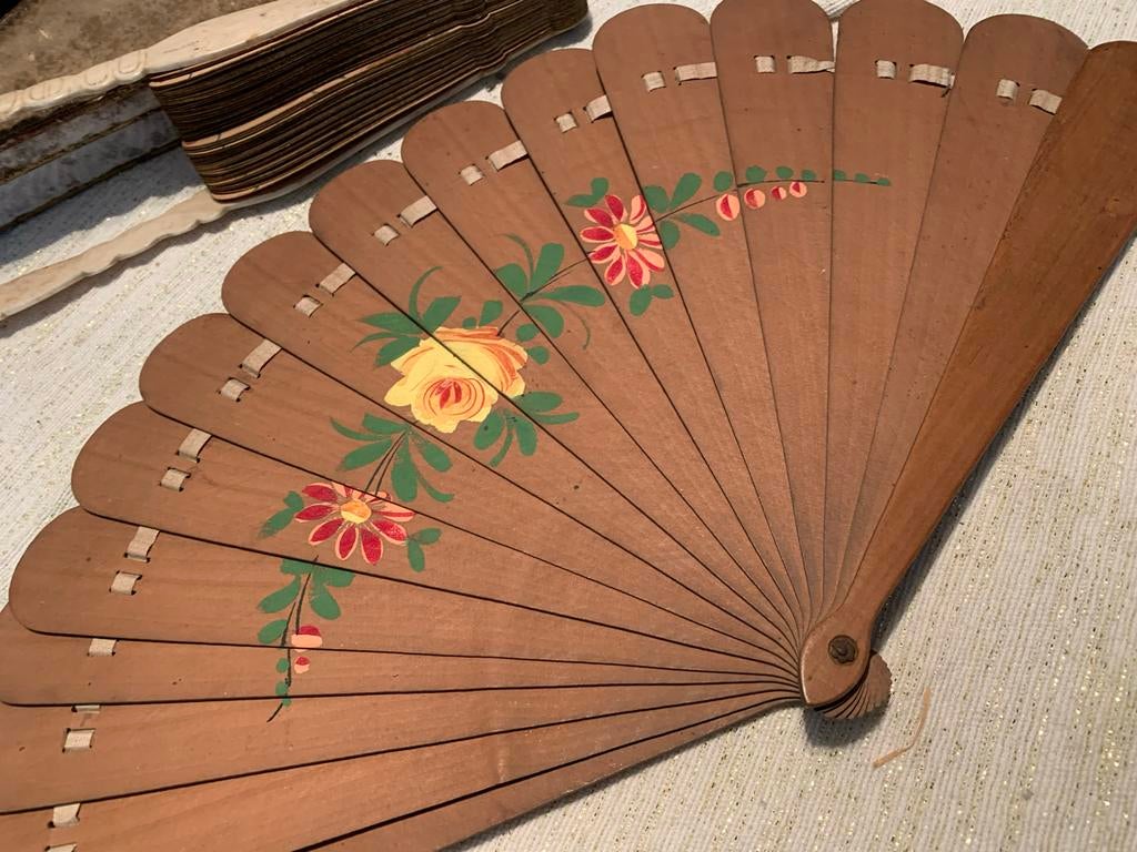 Antieke houten waaier met bloemmotief, Ophalen of Verzenden