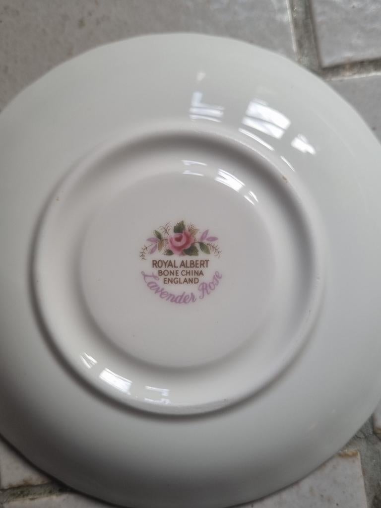 Royal Albert servies, Ophalen