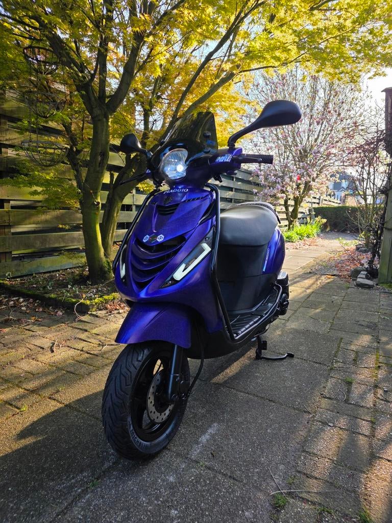 Piaggio Zip BROM 2016 3500km! Custom paint! (Geel kenteken), Ophalen, Zo goed als nieuw, Benzine, Zip