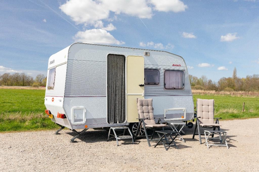 Caravan met luifel te huur €40,- per dag, Caravans en Kamperen, Caravans, 2 aparte bedden, 75 kg, Luifel, Treinzit