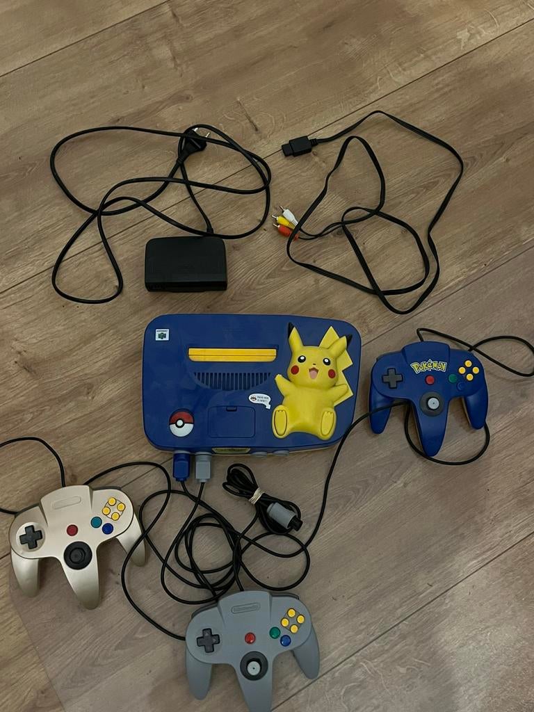 N64 Pikachu console met 3 controllers (incl. Pokémon), Ophalen of Verzenden, Gebruikt, Nintendo 64, Overige controllers