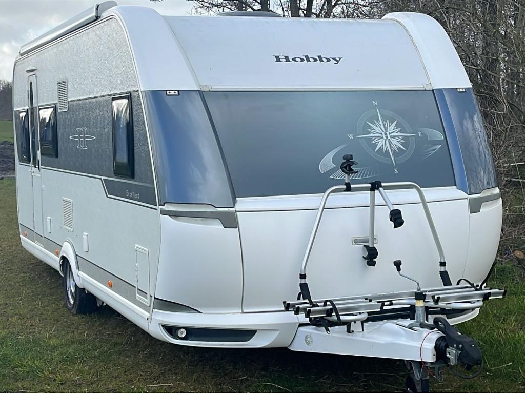 Hobby KMFe 560 met airco en luifel, 3-persoons stapelbed, Rondzit, Hobby, Particulier, Kachel