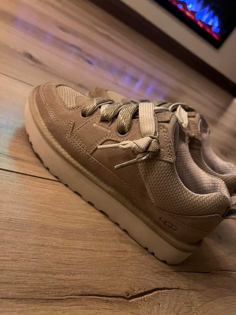 Originele Uggs schoenen, Beige, Zo goed als nieuw, Wandelschoenen, Ophalen of Verzenden