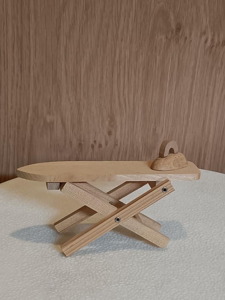 Houten strijkplank met strijkijzer poppenhuis 1:12, Ophalen of Verzenden, Gebruikt, Poppenhuis