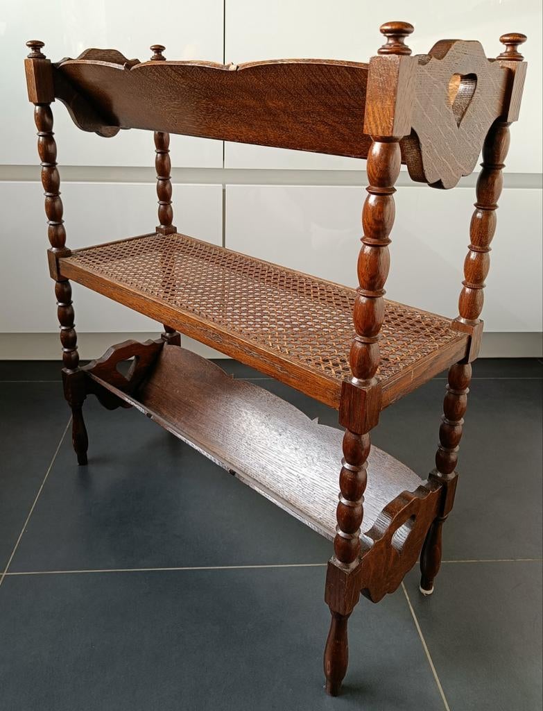 Antieke houten boekenstandaard met rotan details., Ophalen