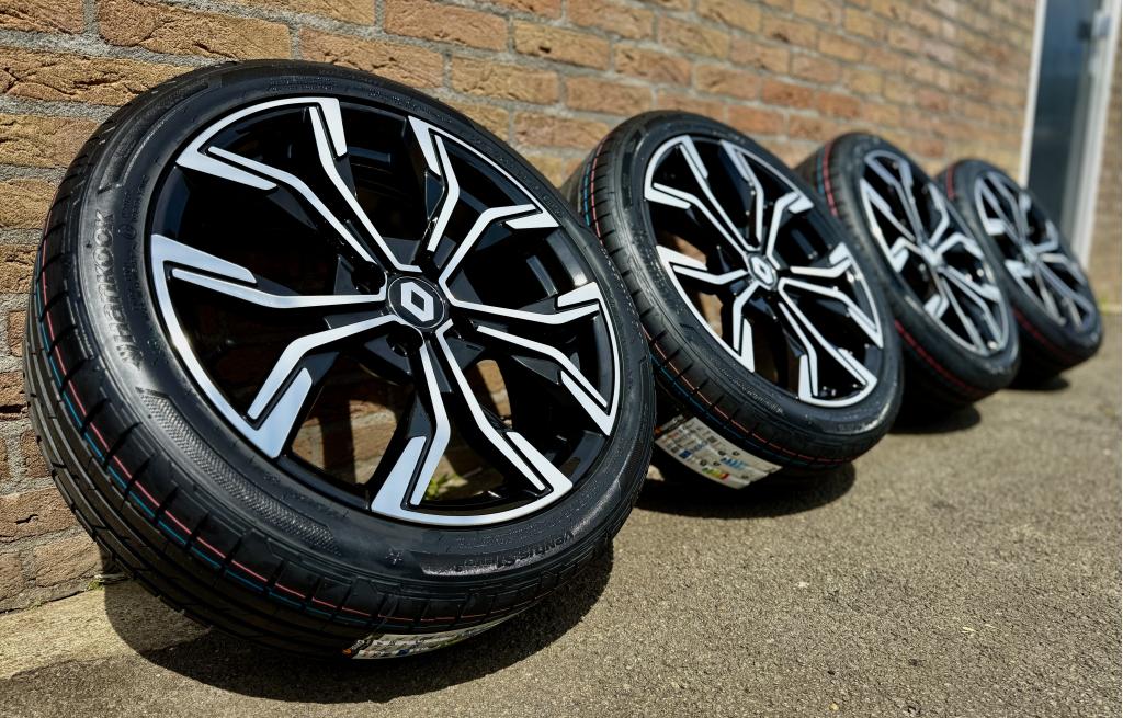 Renault Clio 17 inch zwart polished Hankook zomerbanden, Auto-onderdelen, Banden en Velgen, Niet ingevuld, Banden en Velgen, Niet ingevuld