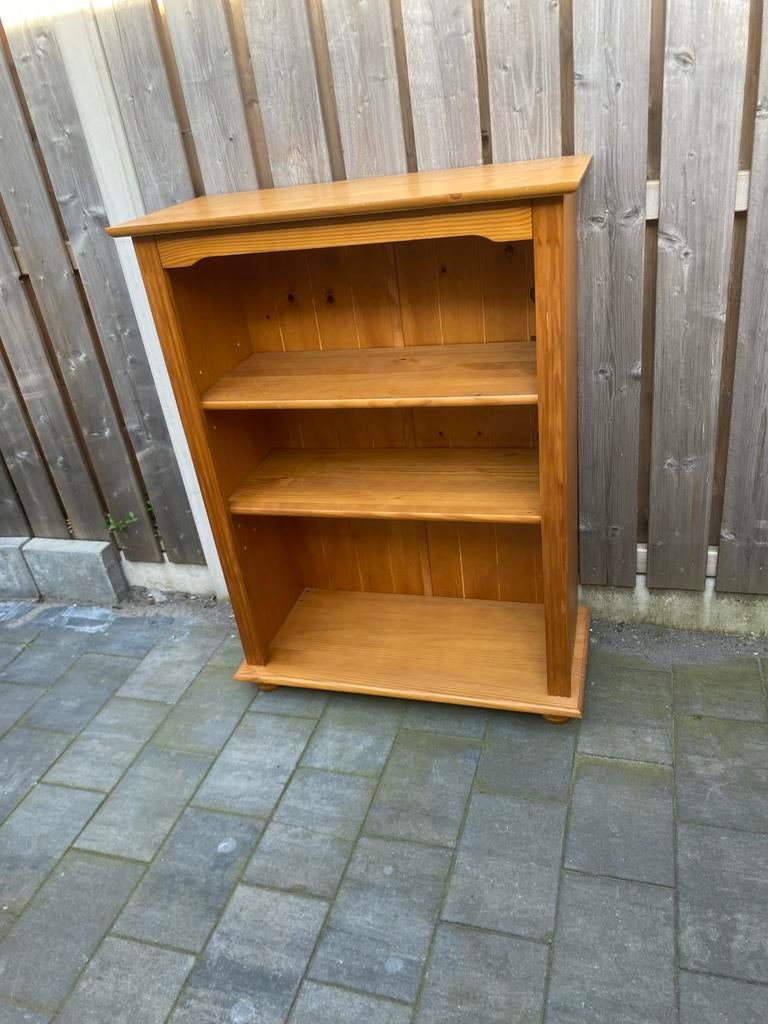 Grenenhouten boekenkast met drie planken, Ophalen, Met plank(en), Gebruikt, 100 tot 150 cm