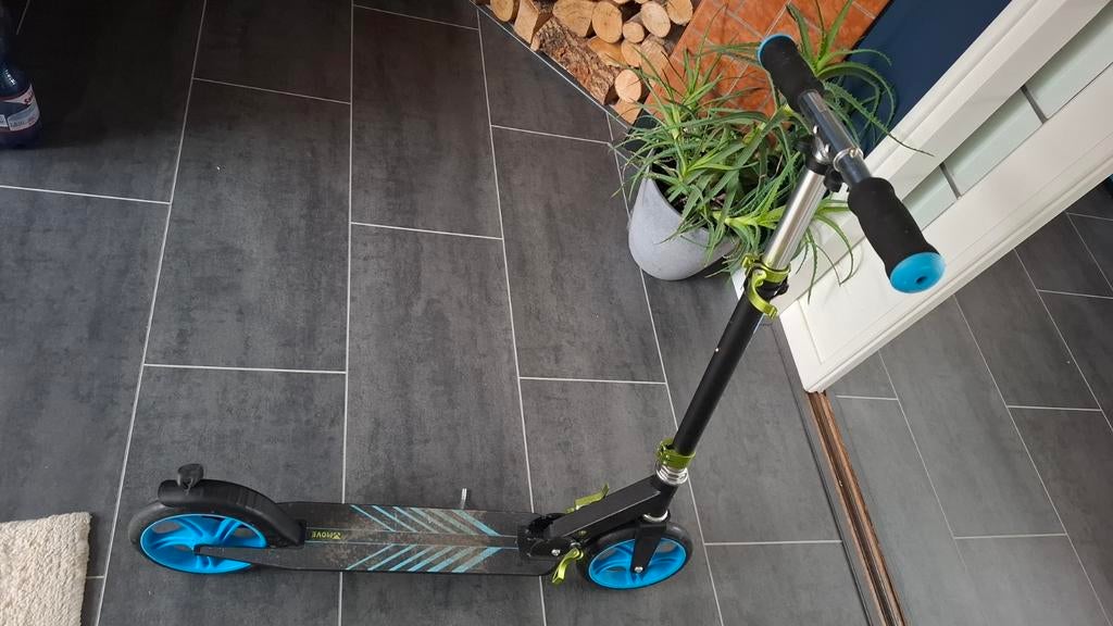 Step met blauwe wielen - Zo goed als nieuw, Fietsen en Brommers, Steps, Ophalen of Verzenden, Zo goed als nieuw, Gewone step, Onbekend