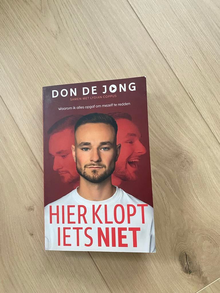 Boek Don de Jong “Hier klopt iets niet” gesigneerd, Ophalen of Verzenden, Gelezen, Overige
