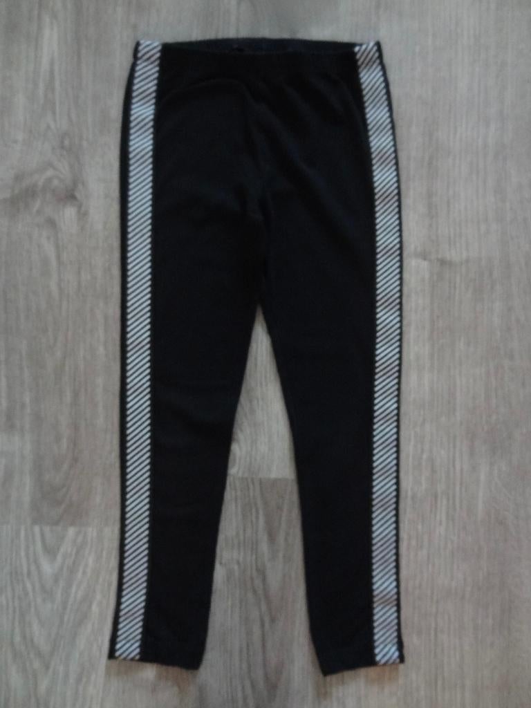 Zwarte legging met witte zijstreep maat 110 116, Kinderen en Baby's, Kinderkleding | Maat 110, Broek, Europe Kids, Meisje, Ophalen of Verzenden