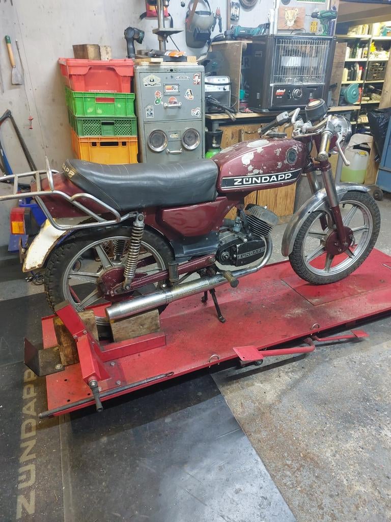 Zundapp 529.05 liste 3 1977 4 voet., Fietsen en Brommers, Brommers | Zundapp, Ophalen, Overige modellen