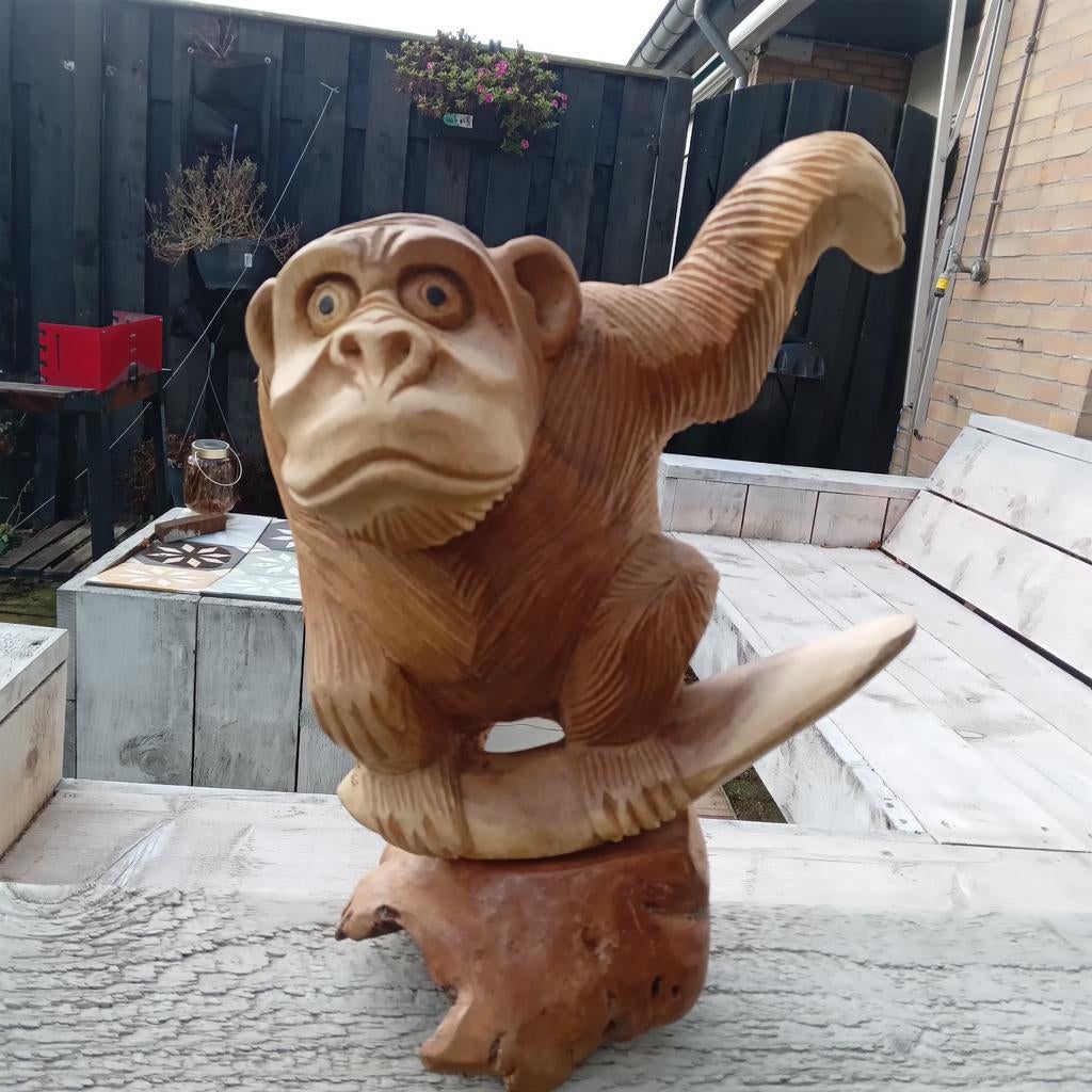 Handgemaakt houten beeldje van een aap uit Indonesië, Antiek en Kunst, Ophalen, 20 - 50 cm, Beeld, Hout