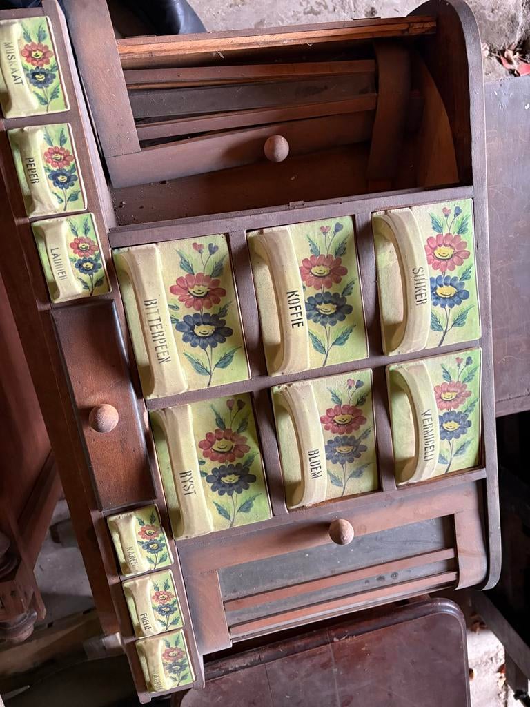Antiek kruidenkastje met keramische lades, Ophalen