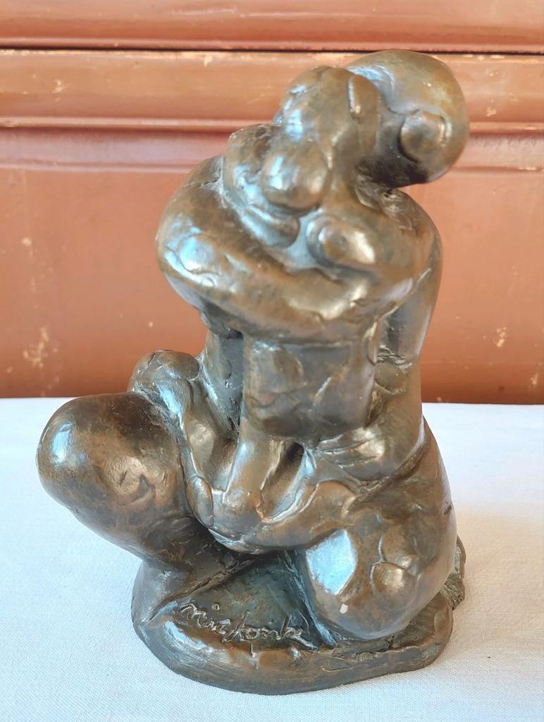 Nic Jonk sculptuur beeld moeder met kind gesigneerd giethars, Antiek en Kunst, Minder dan 20 cm, Handgemaakt, Ophalen of Verzenden