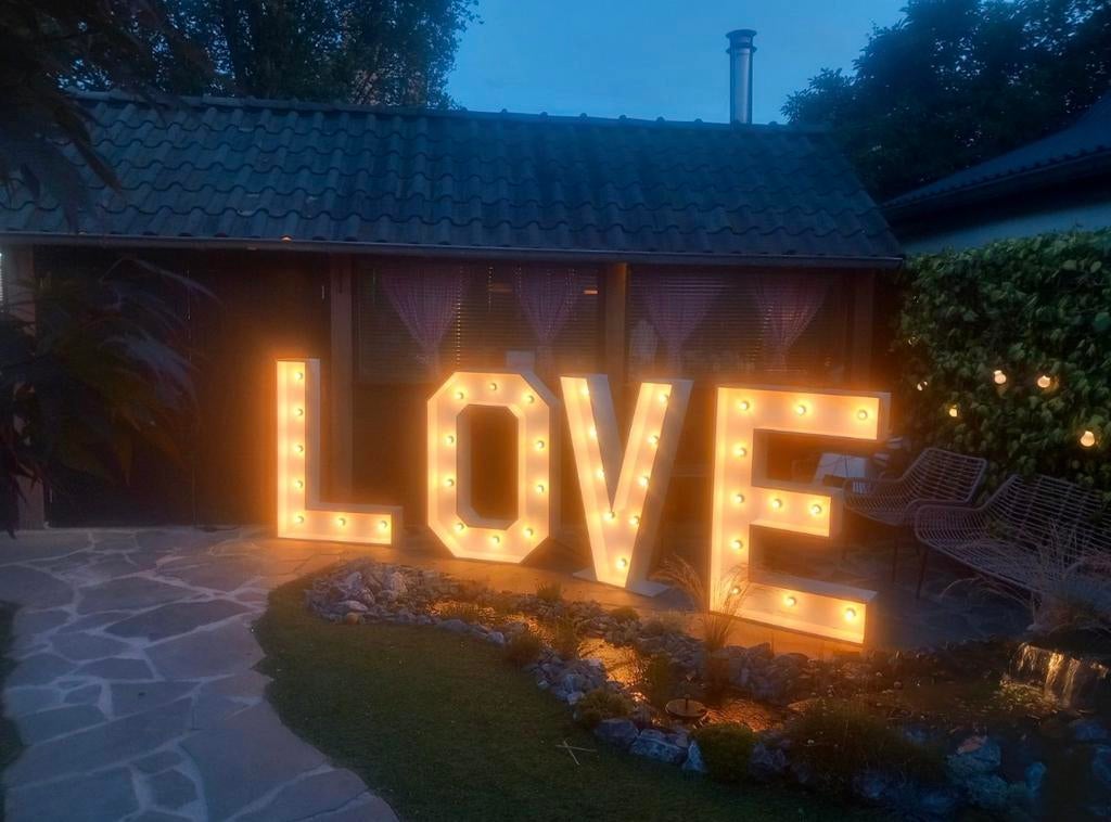 LOVE lichtletters te huur. Licht letters, Hobby en Vrije tijd, Feestartikelen | Verhuur, Ophalen, Nieuw, Geboorte of Huwelijk