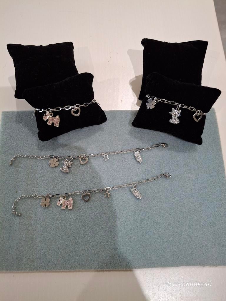 Twee zilverkleurige armbanden met bedels, Overige materialen, Nieuw, Ophalen of Verzenden, Met bedels of kralen