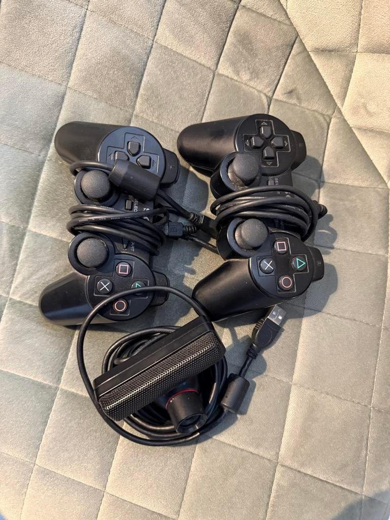 PS3 Camera met microfoon en 2 DualShock 3 controllers, Ophalen of Verzenden, Zo goed als nieuw, Controller, PlayStation 3