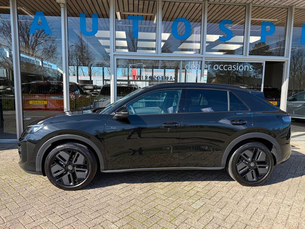 Volkswagen T-Roc 1.5 TSI MILD HYBRID R-Line 150PK / ACHTERUI, Adaptive Cruise Control, 1258 kg, Zwart, 4 cilinders