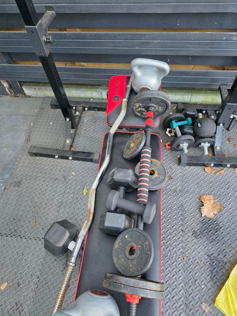 Fitness Drukbank met Squatrek en Gewichten, Sport en Fitness, Fitnessmaterialen, Ophalen of Verzenden, Gebruikt, Rug, Fitnessbank