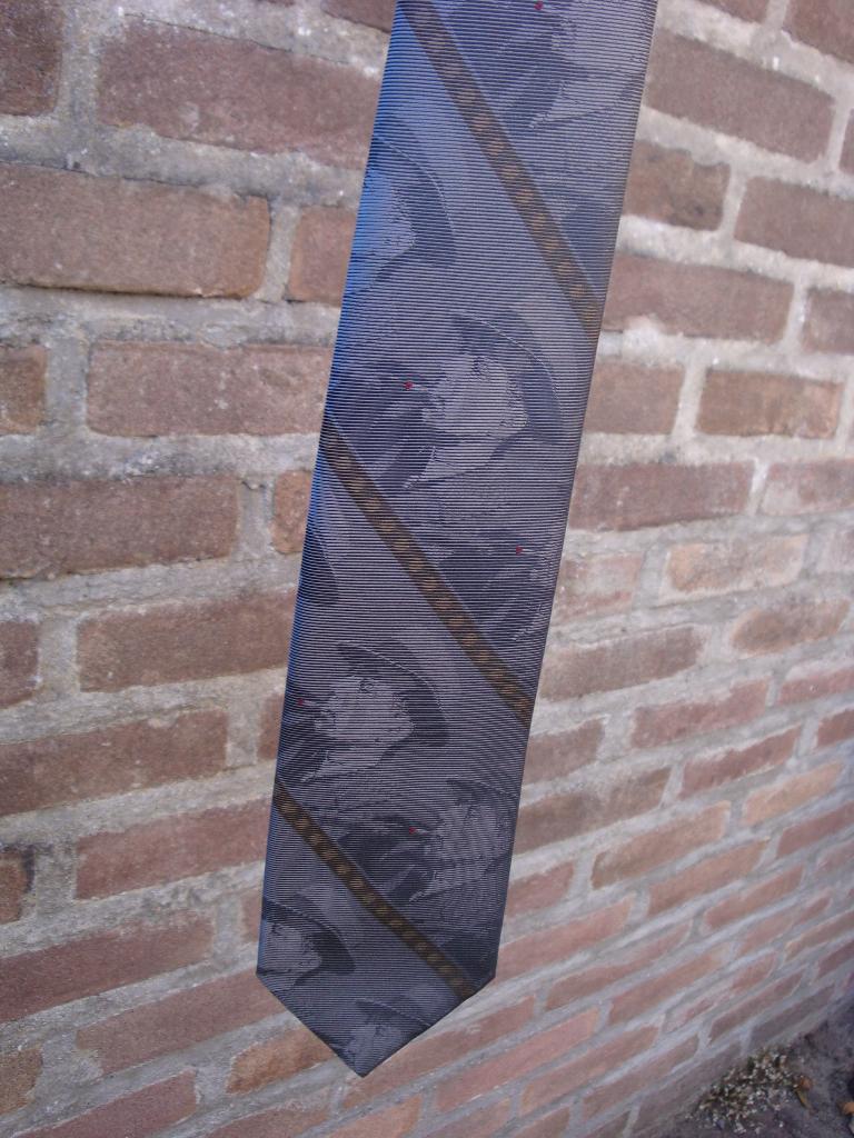 Blauwgrijze stropdas met stoer filmtype, Ophalen of Verzenden, Zo goed als nieuw, Blauw, Met patroon