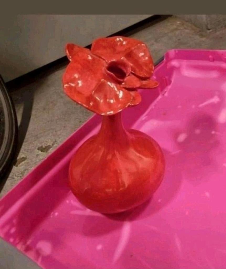 Mooie rode Vaas Uniek Geweldig Bloemenontwerp, Ophalen of Verzenden