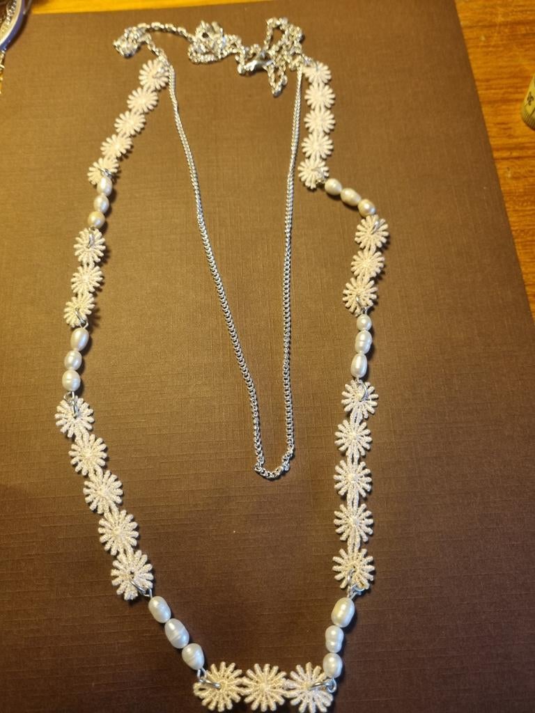 LBVYR Ketting met Witte Bloemen en Parels, Sieraden, Tassen en Uiterlijk, Kettingen, Zo goed als nieuw, Overige materialen, Wit