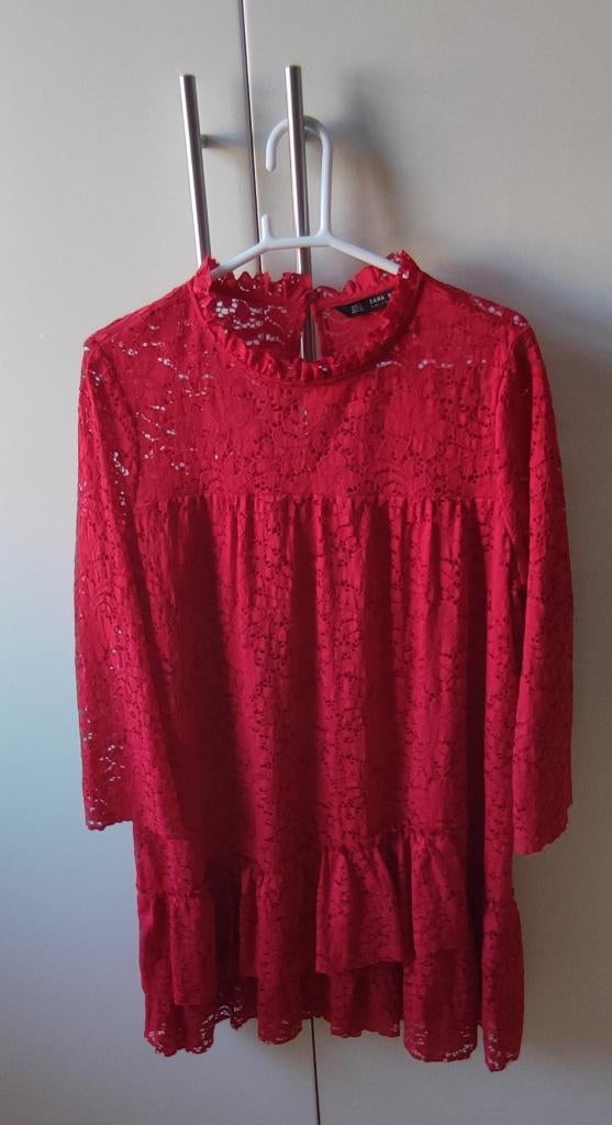 Moderne rode kanten jurk van ZARA maat S, Kleding | Dames, Jurken, Maat 38/40 (M), Zara, Ophalen of Verzenden, Zo goed als nieuw