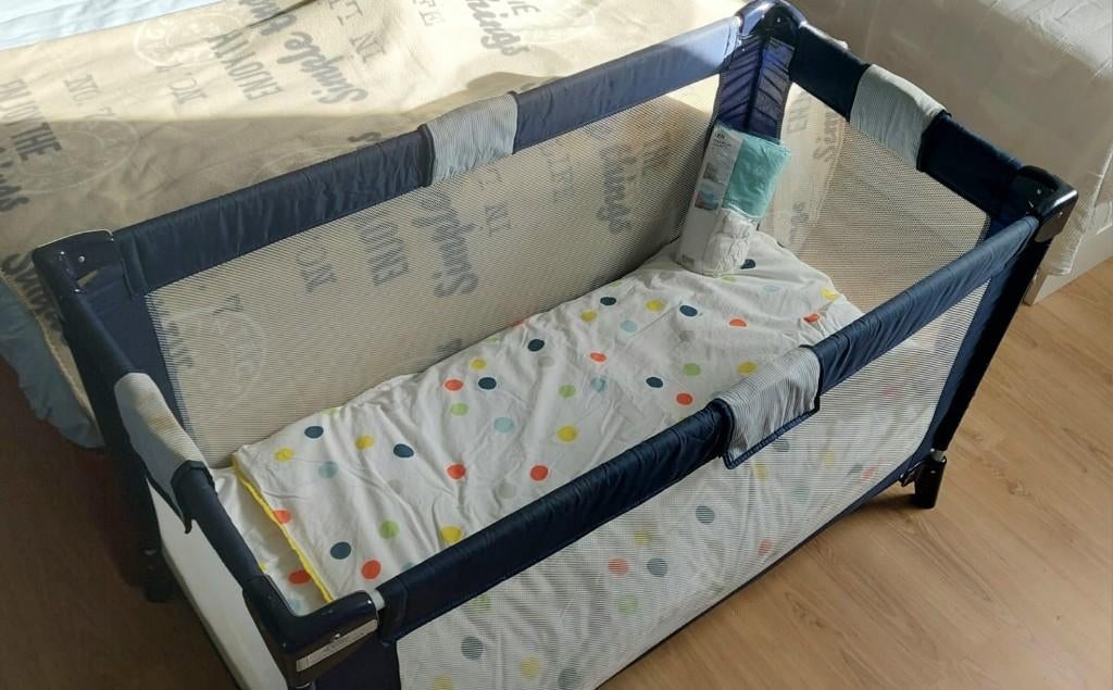 Baby/peuter campingbedje met verhoger en beddengoed, Kinderen en Baby's, Kinderkamer | Bedden, Ophalen, Gebruikt, Minder dan 140 cm
