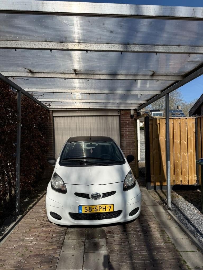 Toyota Aygo 1.0 12V Vvt-i 3DRS MMT *Lage kilometerstand*, Voorwielaandrijving, Stof, Zwart, 4 stoelen