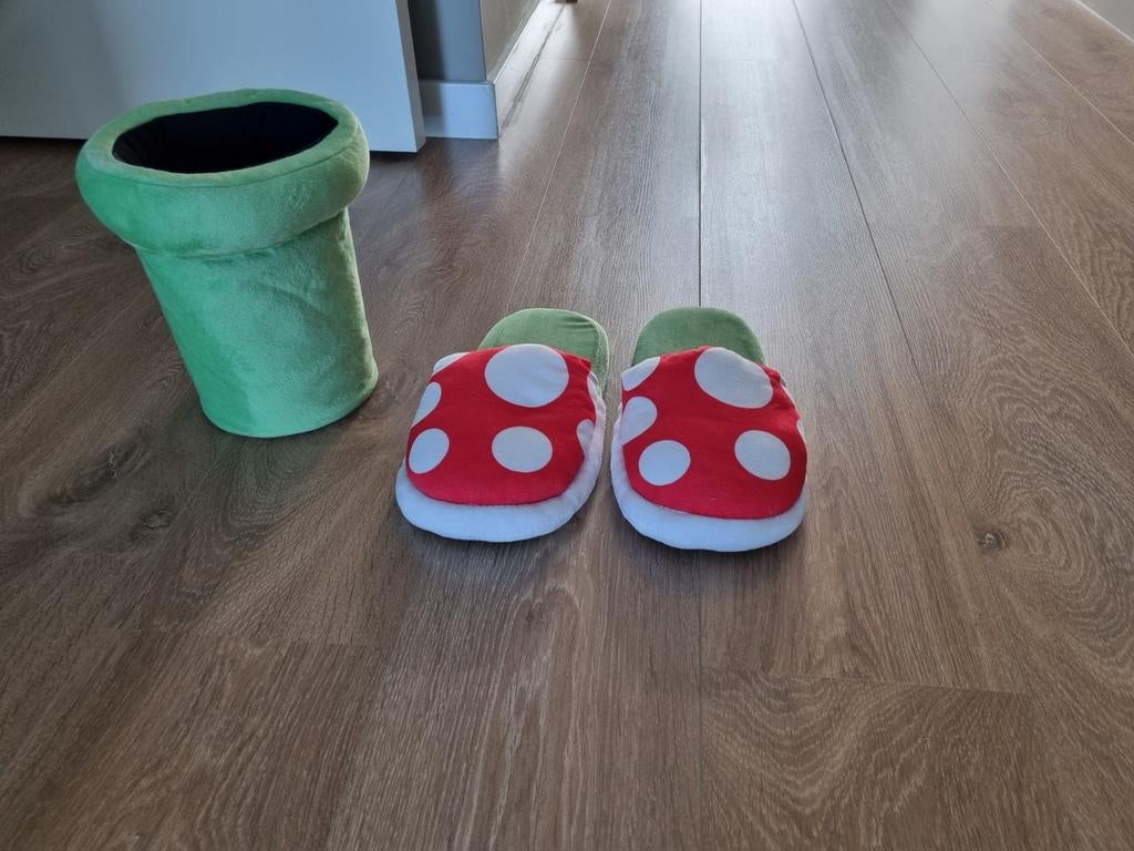 Super Mario Piranha Plant Pantoffels met Pijp Houder, Ophalen, Zo goed als nieuw