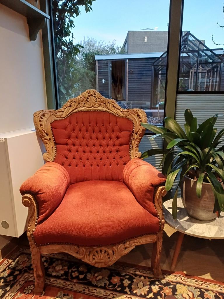 Antieke fauteuil met houtsnijwerk en rode bekleding, Ophalen, Gebruikt, 75 tot 100 cm, Klassiek, Antiek, Barok