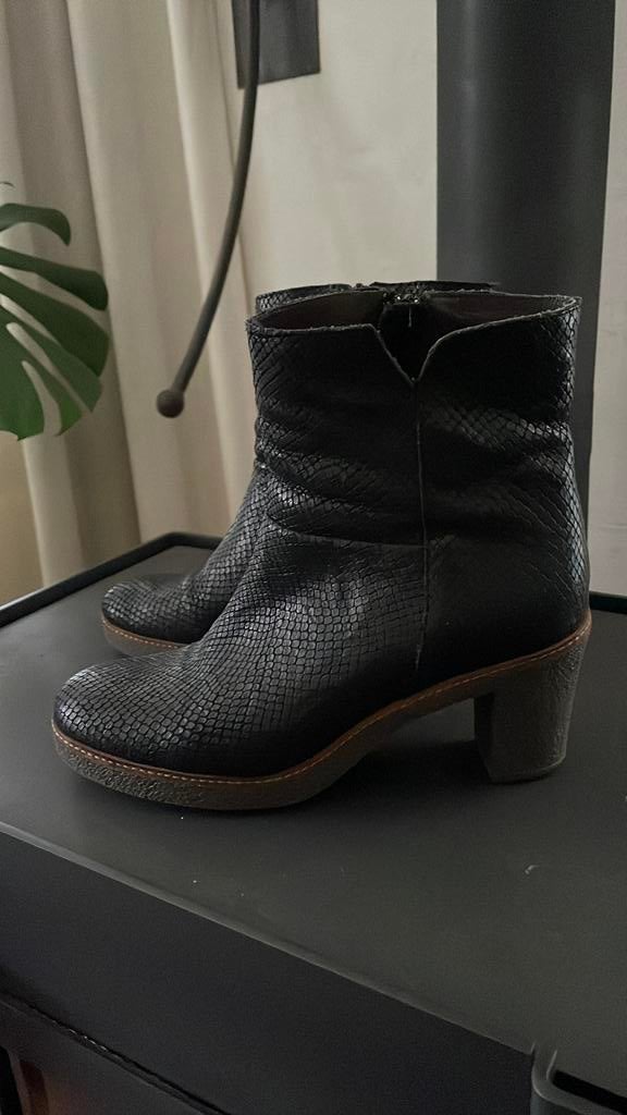 Zwarte enkellaarsjes met hak van Via Vai maat 40, Ophalen of Verzenden, Zo goed als nieuw, Zwart