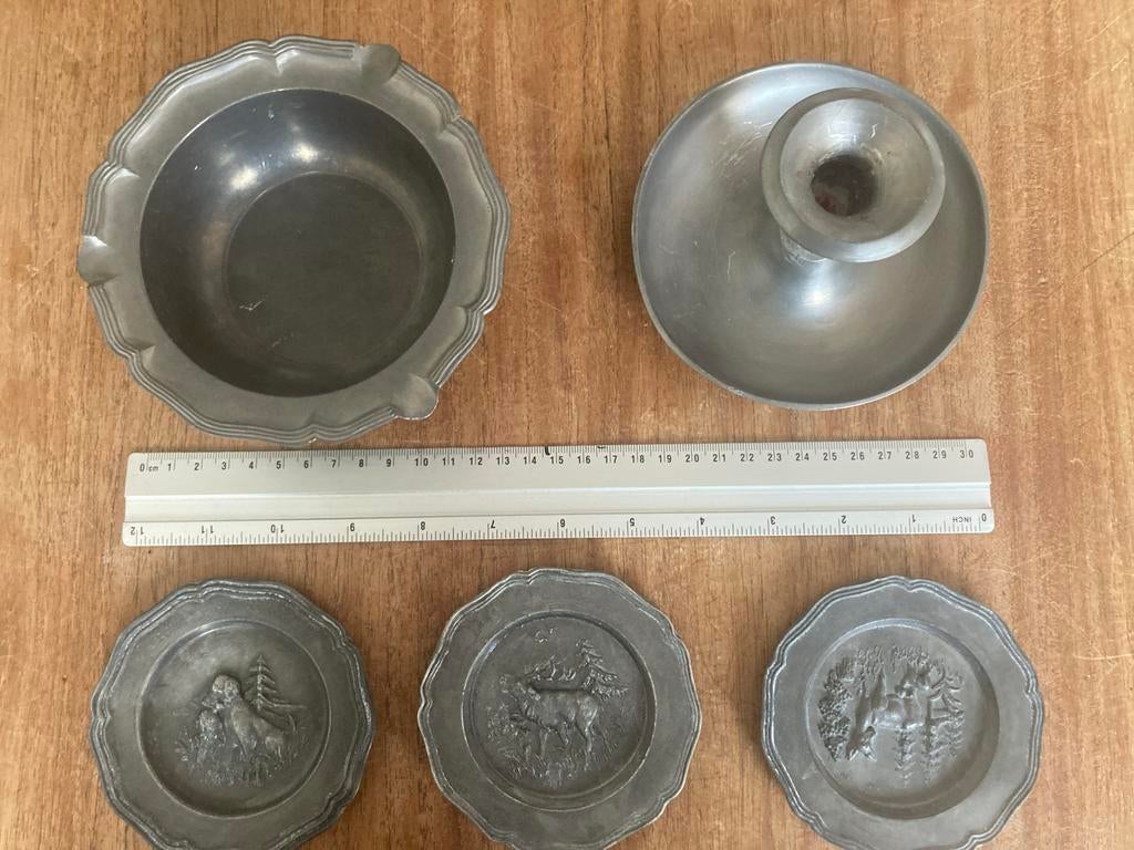 5 tinnen voorwerpen: kandelaar, asbak, bordjes, Ophalen of Verzenden