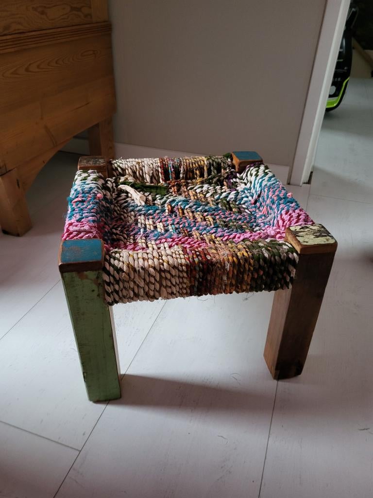 Handgemaakt Indiaas krukje / voetenbankje, Huis en Inrichting, Banken | Voetenbanken en Poefen, Ophalen, Minder dan 50 cm, Gebruikt