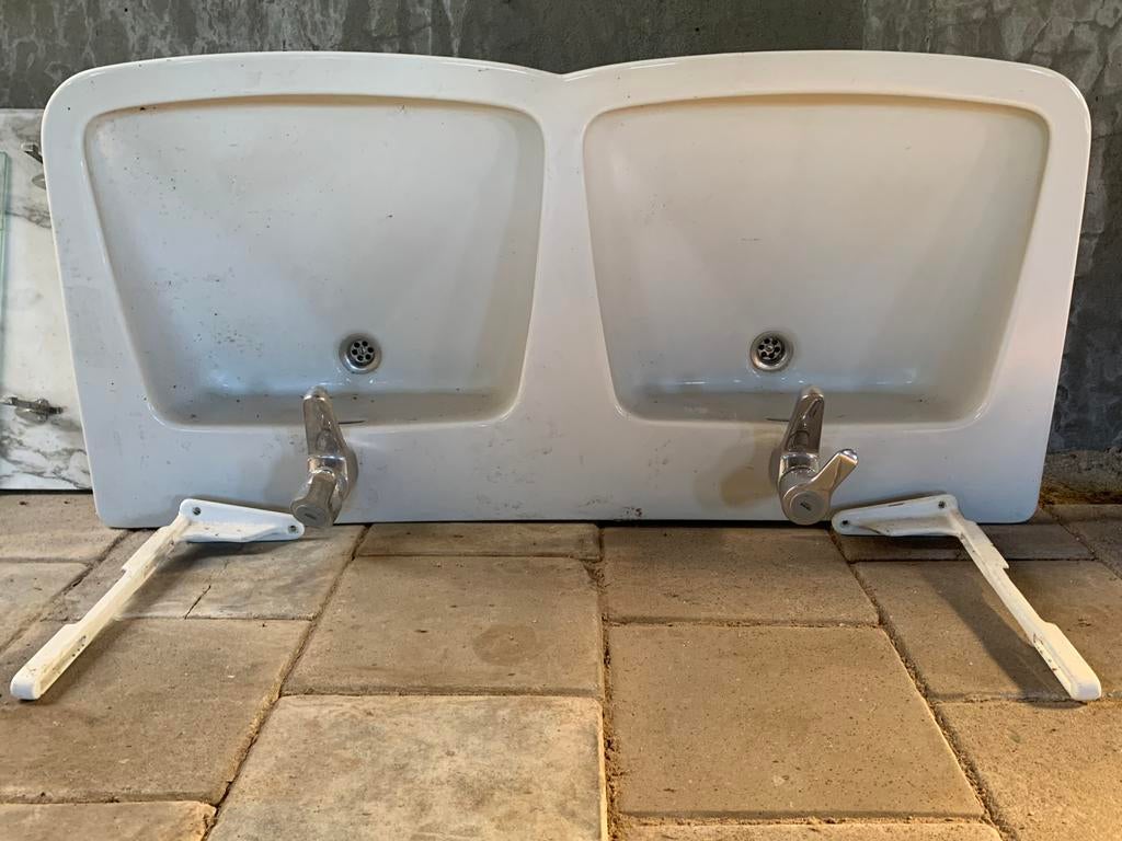 Vintage brocante oude dubbele wasbak met kranen., Huis en Inrichting, Badkamer | Badkamermeubels, Ophalen, Gebruikt, 100 tot 150 cm
