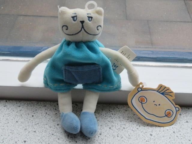 Poes of poesje merk Difrax met roze jurk en blauwe voetjes, Ophalen of Verzenden, Zo goed als nieuw