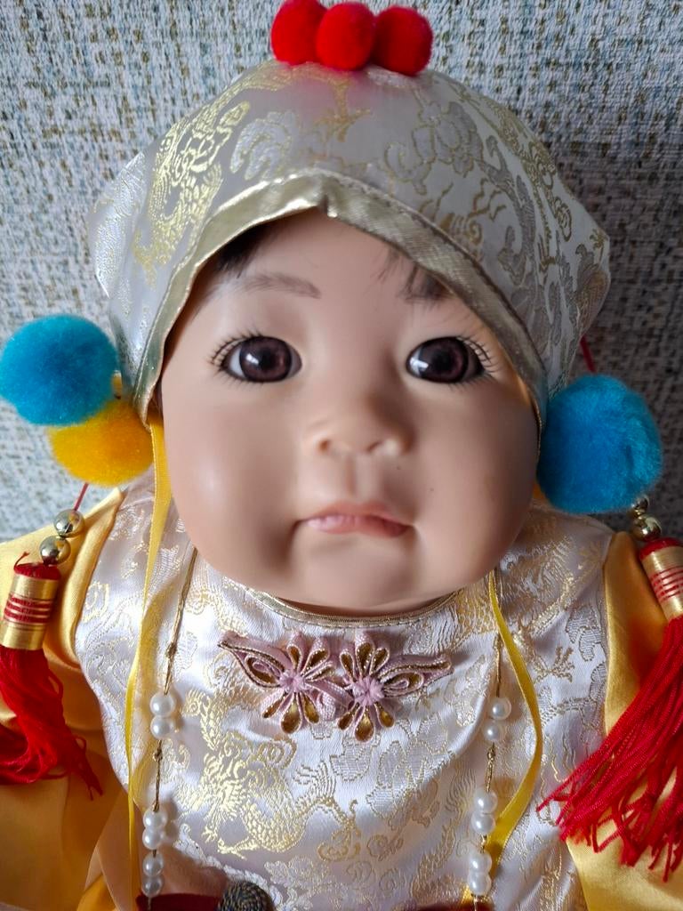 Zeer zeldzame Aziatische Ping Lau Meng Meng porselein pop, Verzamelen, Poppen, Ophalen of Verzenden, Zo goed als nieuw, Pop