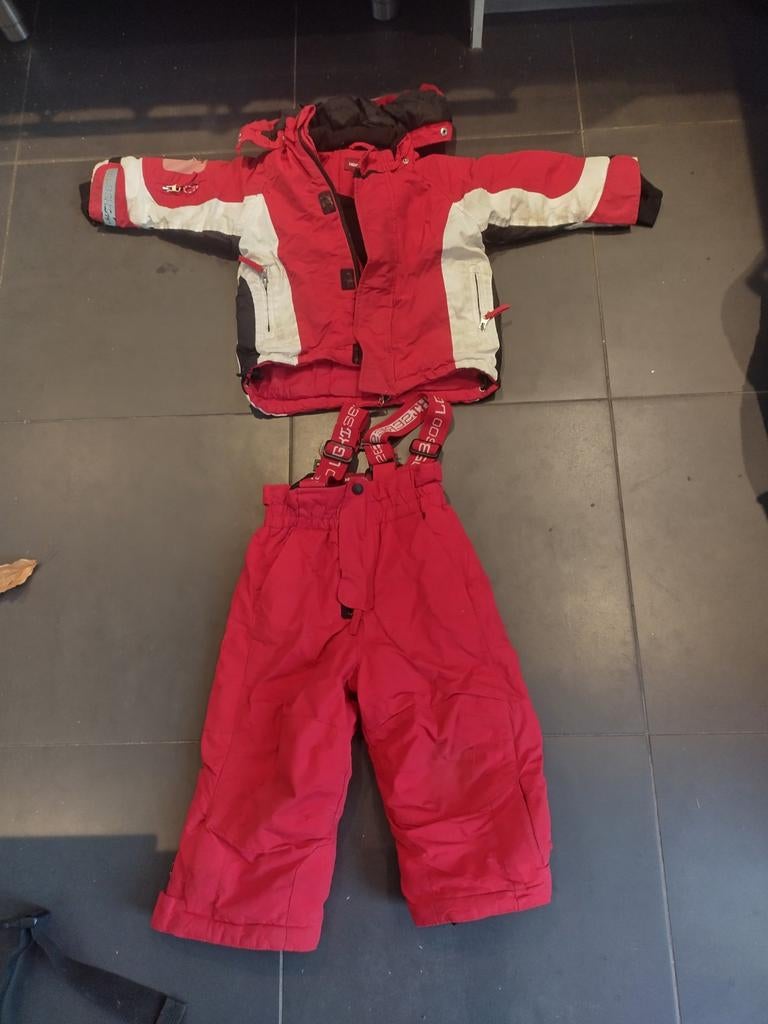 Tweedelig rood skipak maat 92  - Jongen/Meisje, Ophalen of Verzenden, Zo goed als nieuw, Jongen of Meisje, Jas